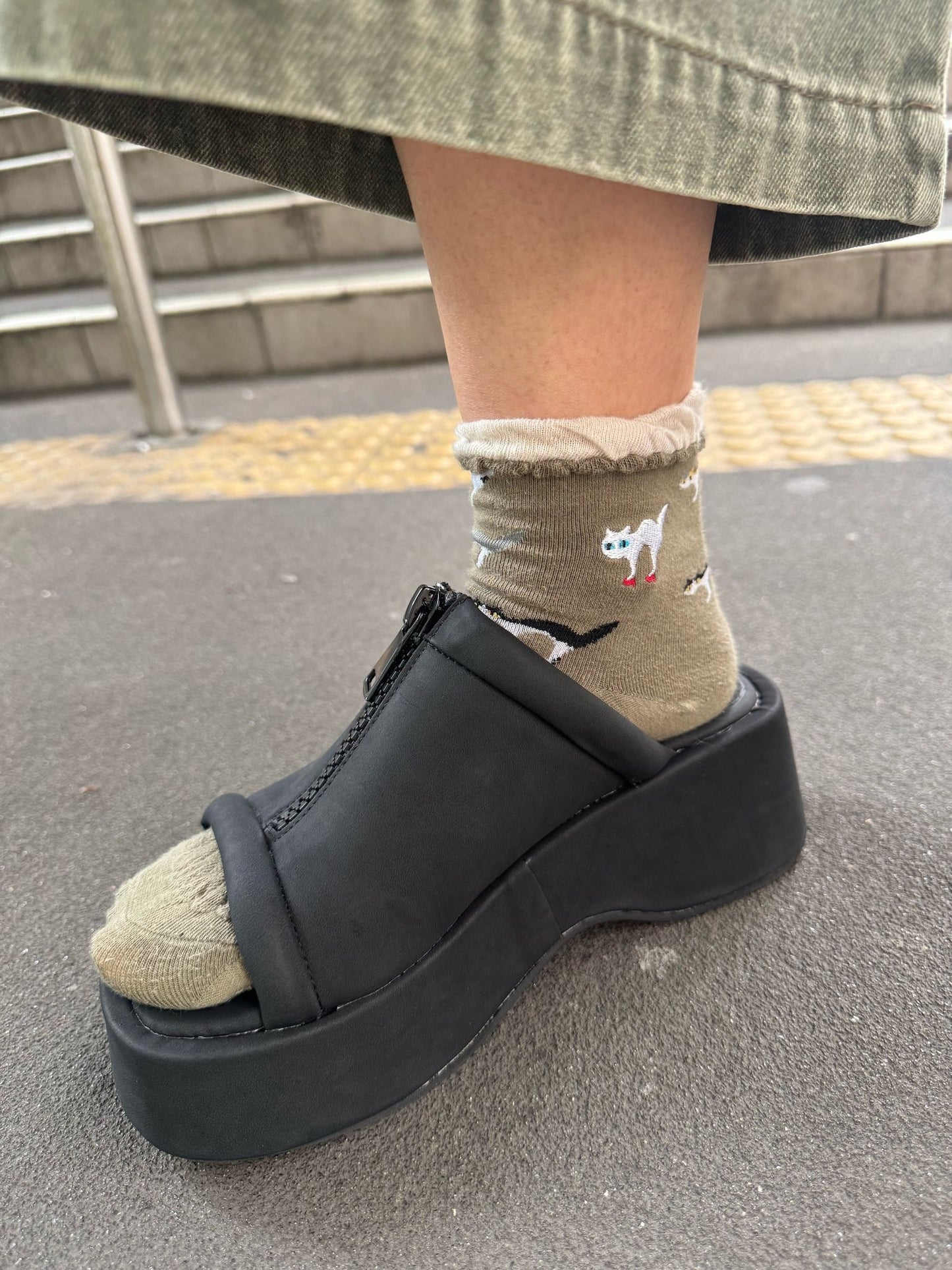 日本拉鍊設計厚底涼鞋✅